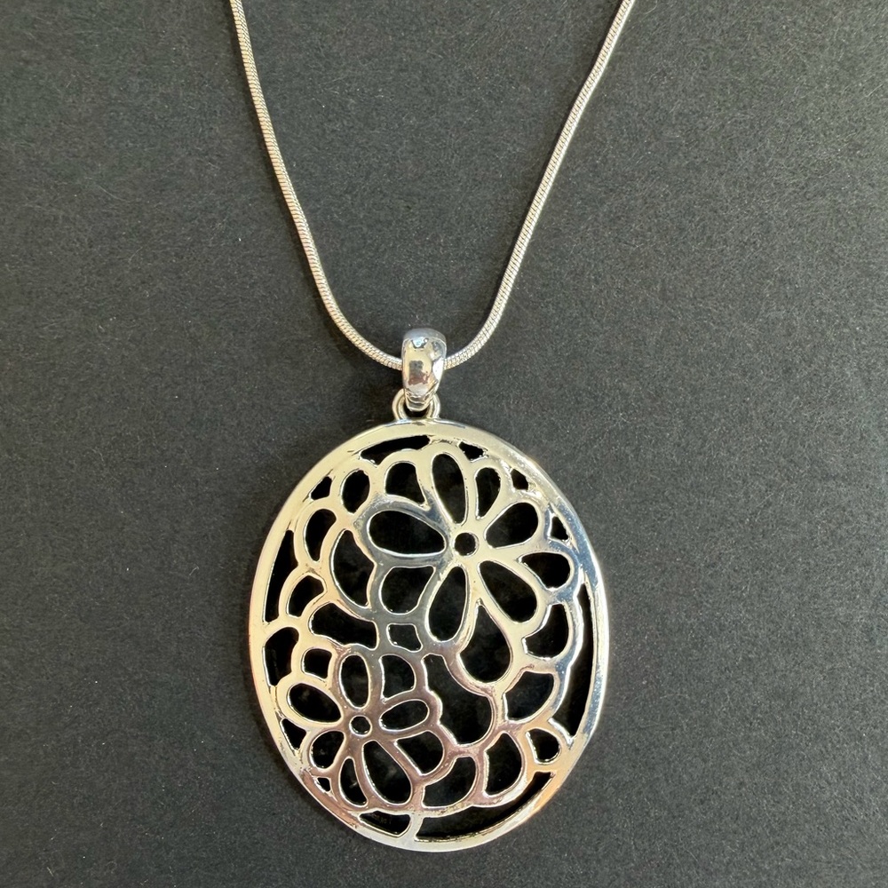 Pendant Necklace Silver Filigree - Picture 2 of 7
